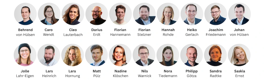 Gruppenübersicht der Wingmen-Kollegen mit Porträtfotos und Namen. Abgebildet sind: Behrend von Hülsen, Caro Wendt, Cleo Lauterbach, Darius Erdt, Florian Hannemann, Florian Stelzner, Hannah Rohde, Heiko Gerlach, Joachim Friedemann, Johan von Hülsen, Jolle Lahr-Eigen, Joyce Kurowski, Lars Heinrich, Lara Hornung, Matt Pülz, Nadine Klöschen, Nils Warnick, Nora Tiedemann, Philipp Götza, Sandra Radtke und Saskia Ernst.