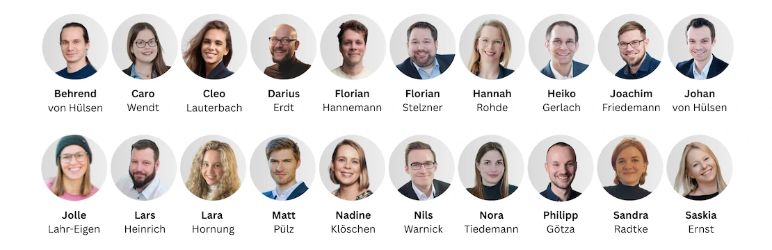 Gruppenübersicht der Wingmen-Kollegen mit Porträtfotos und Namen. Abgebildet sind: Behrend von Hülsen, Caro Wendt, Cleo Lauterbach, Darius Erdt, Florian Hannemann, Florian Stelzner, Hannah Rohde, Heiko Gerlach, Joachim Friedemann, Johan von Hülsen, Jolle Lahr-Eigen, Joyce Kurowski, Lars Heinrich, Lara Hornung, Matt Pülz, Nadine Klöschen, Nils Warnick, Nora Tiedemann, Philipp Götza, Sandra Radtke und Saskia Ernst.