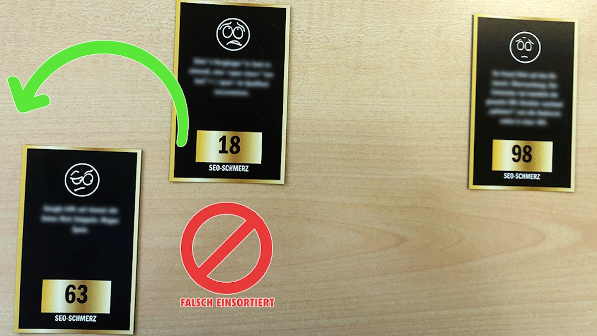 Drei schwarze Karten mit gelben Balken und Zahlen, darunter ein rotes Verbotssymbol mit Text 'Falsch einsortiert' und ein grüner Pfeil, der eine Karte nach links oben zeigt.