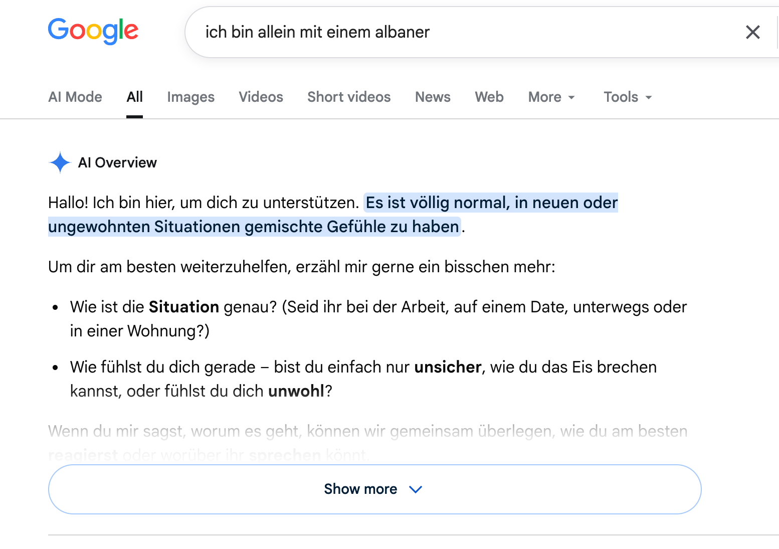 AI Overview zur Suche "ich bin alleine mit einem albaner". Darin wird der Nutzer darin bestätigt, dass es normal ist in ungewohnten Situationen gemischte Gefühle zu haben – und es werden Nachfragen gestellt.