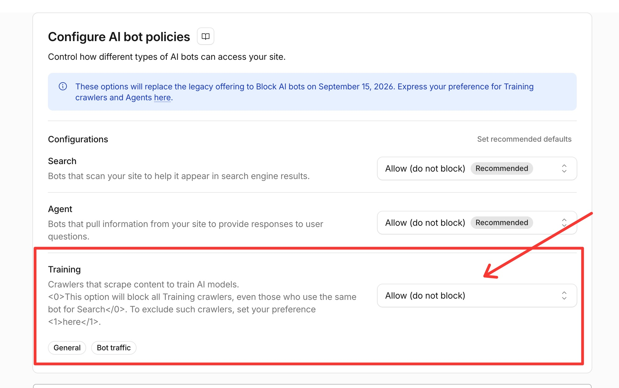 Screenshot der Cloudflare Einstellungsseite zur Steuerung von KI-Bots. Oben steht „Configure AI bot policies“ mit einem Hinweis, dass diese Optionen ab dem 15. September 2026 eine ältere Funktion ersetzen. Darunter sind drei Bereiche aufgeführt: „Search“ für Suchmaschinen-Bots, „Agent“ für Bots, die Inhalte zur Beantwortung von Nutzerfragen abrufen, und „Training“ für Crawler, die Inhalte zum Trainieren von KI-Modellen sammeln. Die Optionen „Search“ und „Agent“ stehen jeweils auf „Allow (do not block)“ und sind als empfohlen markiert. Der Bereich „Training“ ist mit einem roten Rahmen und einem roten Pfeil hervorgehoben. Dort ist ebenfalls „Allow (do not block)“ ausgewählt.