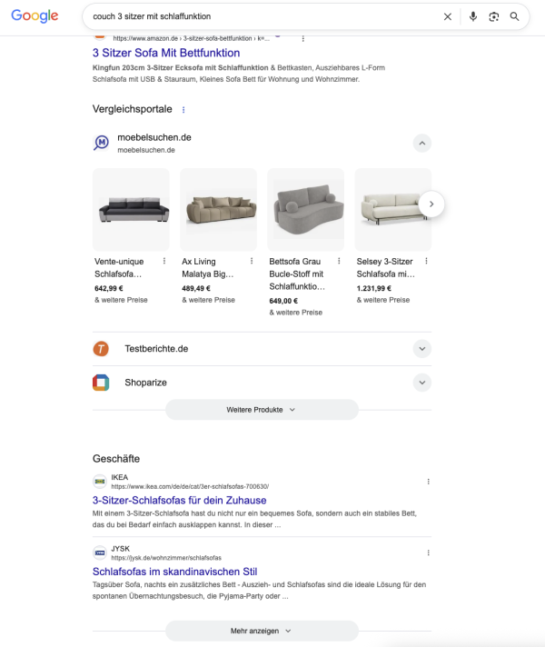 Eine Beispiel-Suchergebnisseite von Google für das Keyword sofa 3 sitzer mit schlaffunktion, wo 2 Blöcke zu sehen sind. Einer ist für Vergleichsportale, bei denen CodeCheck, idealo und Google gelistet sind. Für CodeCheck sind direkt Produkte sichtbar, für die anderen nicht. Darunter ist ein Block für Geschäfte, wo Ikea mit einer PLP und Beautysofa24 mit einer PDP rankt.