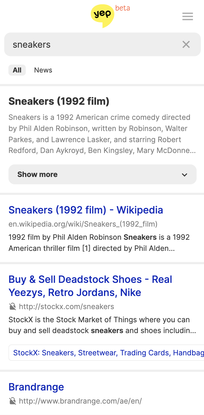 Suchergebnisseite von Yep für „sneakers“: Ganz oben steht ein Infokasten zum Film Sneakers von 1992, darunter der Wikipedia-Eintrag zum selben Film und erst danach ein Shop-Ergebnis von StockX.