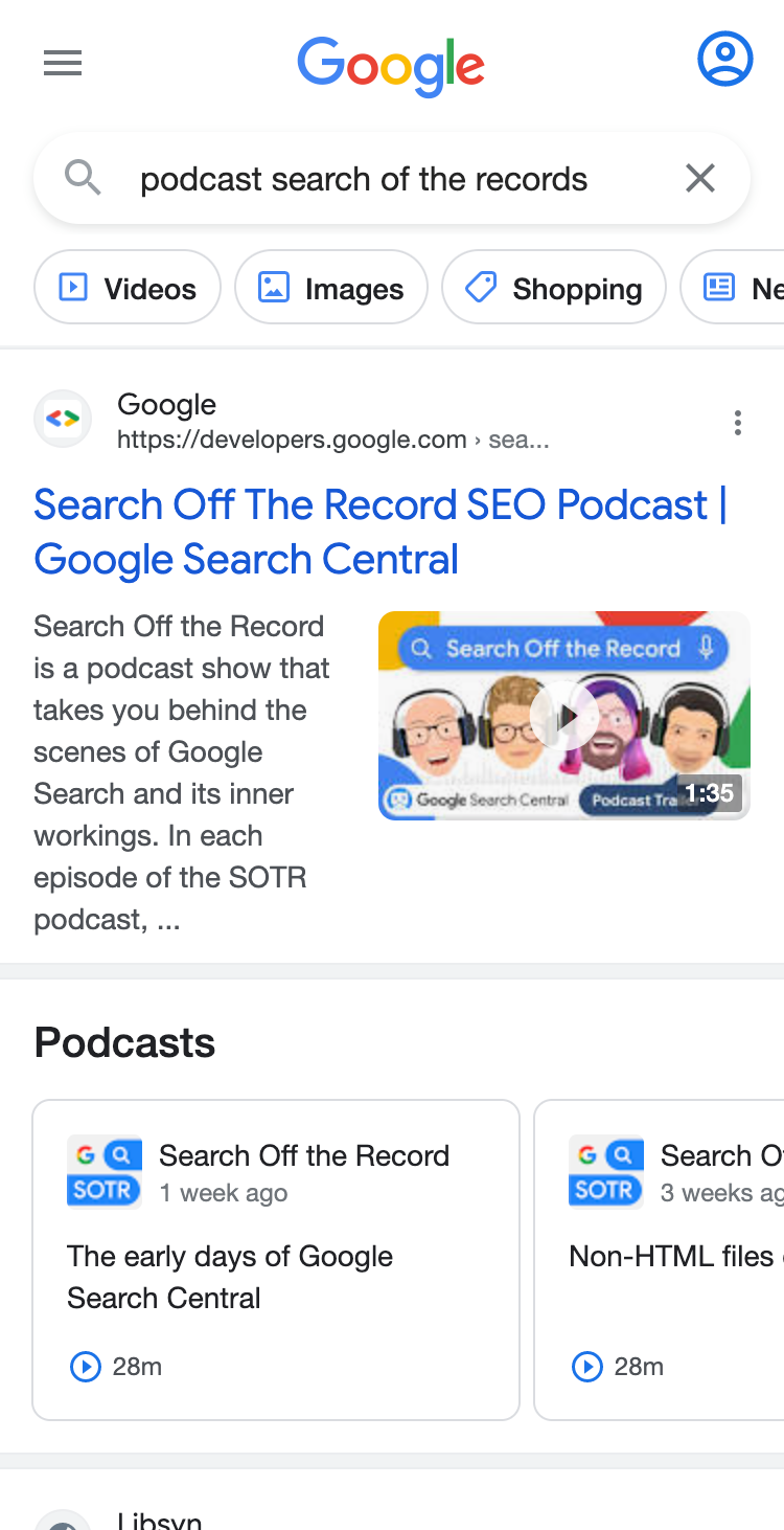 Mobile Google-Suche nach „podcast search of the records“: Als erstes Ergebnis erscheint Search Off The Record von Google Search Central mit einer Videovorschau, darunter ein Podcast-Block mit zwei Folgen von je 28 Minuten.