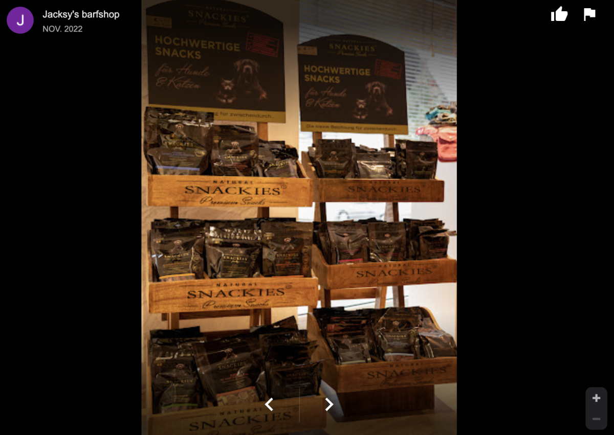 Regal des lokalen Unternehmens "Jacksy's barfshop", das gefüllt ist mit Futter und Snacks für Katzen und Hunde