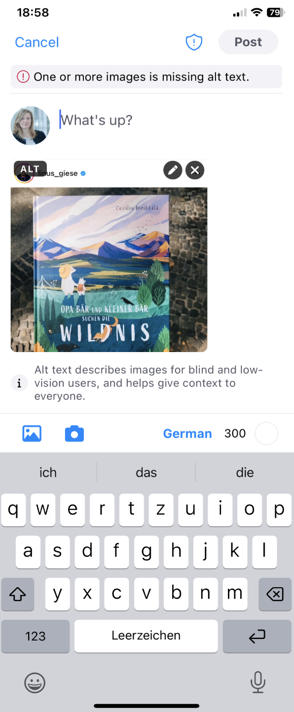 Screenshot aus der Bluesky App. Wir befinden uns in der Eingabemaske für einen neuen Post und haben bereits ein Bild eingefügt. Am oberen Rand wird daher eine Warnung eingeblendet, dass bei einem oder mehreren Bildern der Alt Text fehlt. Unterhalb des Eingabefelds für den Text des Posts ist das Bild zu sehen, auf dessen oberer linker Ecke ein "ALT" Label klebt. Wenn man dieses anklickt, kommt man in eine neue Ansicht (folgender Screenshot). Unterhalb des Bildes ist eine ergänzende Information zu sehen, die erläutert, dass Alt Texte den Inhalt von Bildern für blinde und andere Menschen mit eingeschränkter Sehfähigkeit wiedergeben und für alle Nutzenden mehr Kontext bereitstellen.