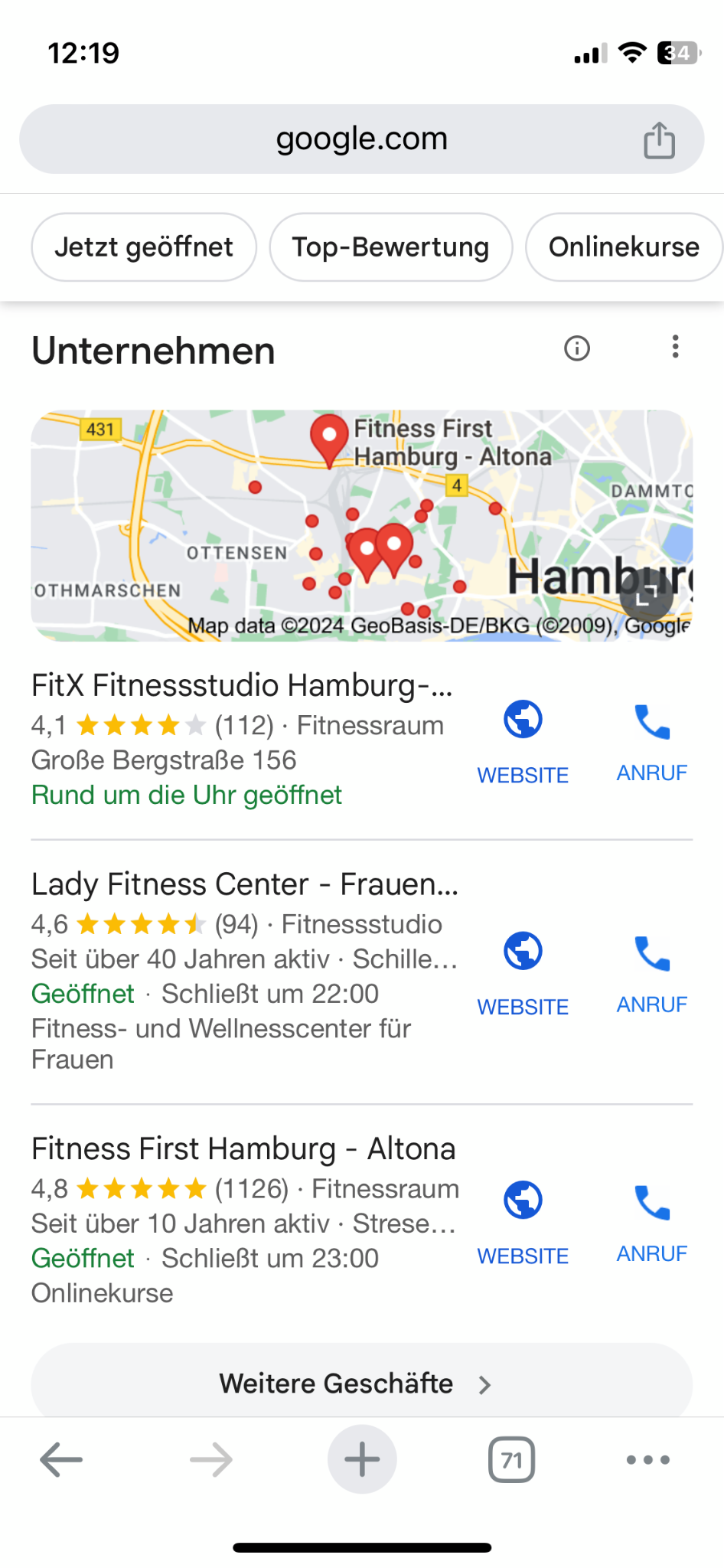 Screenshot aus Google Suche nach "fitnesstudio altona", unter der Überschrift "Unternehmen" ist eine Karte mit vielen roten Markierungen. Darunter sind 3 konkrete Geschäfte aus der Karte aufgelistet. Neben Name, Bewertung, Adresse, Öffnungszeiten ist rechts jeweils groß ein Icon mit Beschriftung für Website und für Anruf zu sehen, damit man entweder direkt einfach und schnell die Website aufrufen kann oder anrufen kann.