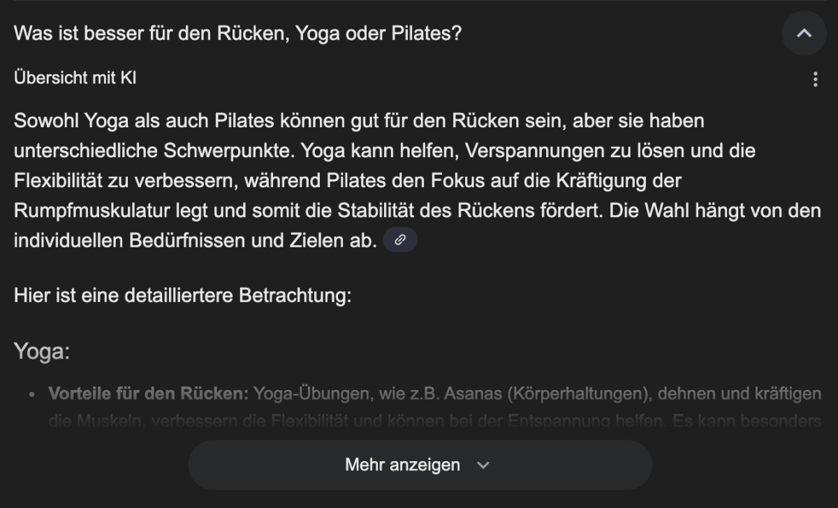Google-PAA-Box im Dark-Mode: Die aufgeklappte Frage "Was ist besser für den Rücken, Yoga oder Pilates?" enthält eine mit "Übersicht mit KI" gekennzeichnete Antwort. Darin erklärt die KI, dass Yoga Verspannungen löst und die Flexibilität verbessert, während Pilates die Rumpfmuskulatur stärkt und so die Rückenstabilität erhöht.