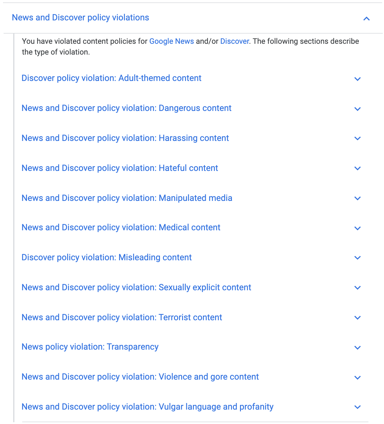 Screenshot der Google-Search-Console-Hilfe: der aufgeklappte Abschnitt „News and Discover policy violations“ listet die einzelnen Verstoßarten auf — Adult-themed, Dangerous, Harassing, Hateful, Manipulated media, Medical, Misleading, Sexually explicit, Terrorist content, Transparency, Violence and gore sowie Vulgar language and profanity.