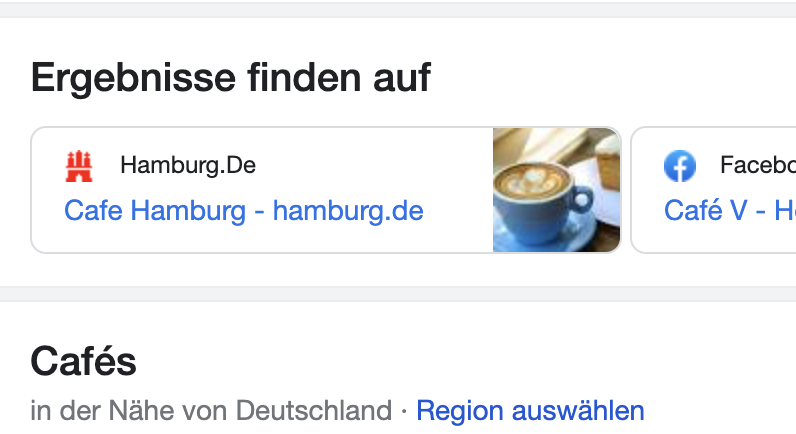 Google-Suchergebnisseite mit dem Block „Ergebnisse finden auf“: Karten zu Hamburg.De und Facebook, darunter die Überschrift „Cafés“ mit dem Zusatz in der Nähe von Deutschland und einem Link zur Regionsauswahl.