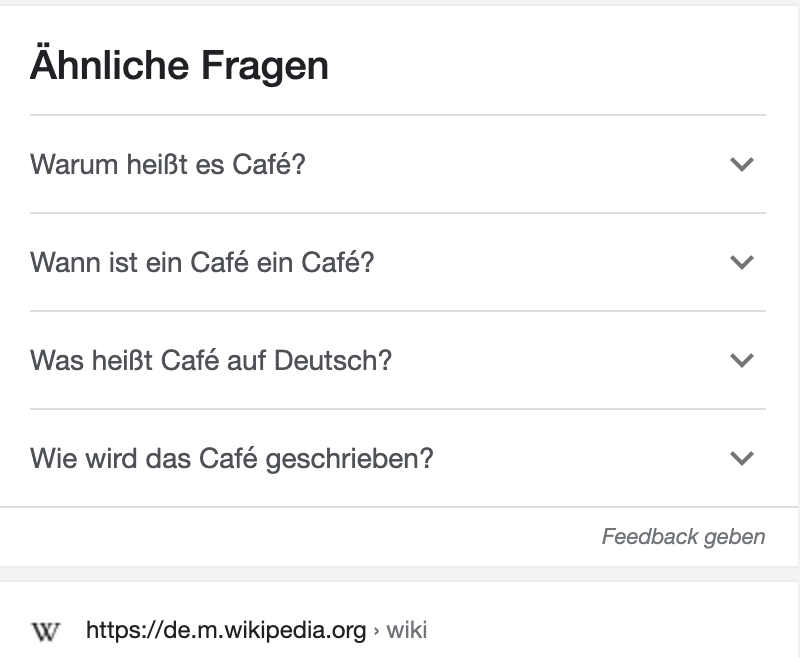 Google-Block „Ähnliche Fragen“ mit vier zugeklappten Fragen: Warum heißt es Café, Wann ist ein Café ein Café, Was heißt Café auf Deutsch und Wie wird das Café geschrieben.