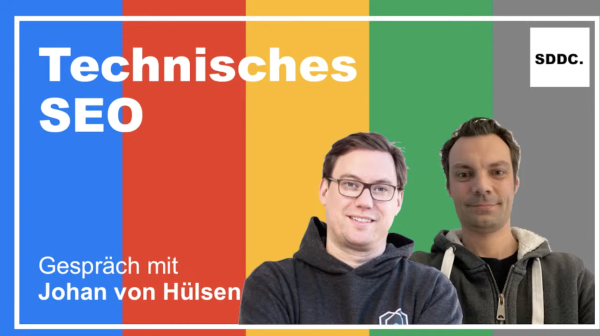 Videovorschau „Technisches SEO – Gespräch mit Johan von Hülsen“ des SDDC: Zwei Männer vor einem bunt gestreiften Hintergrund